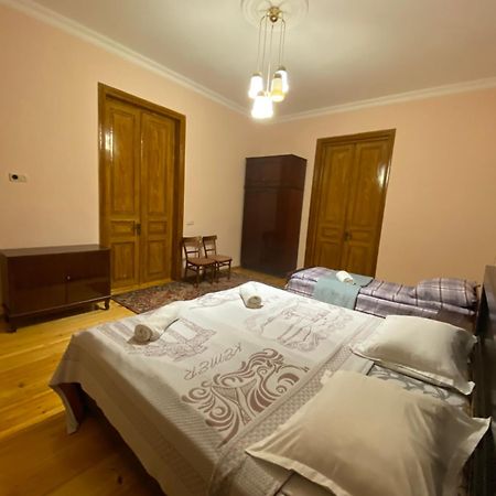 Season Hotel Kutaisi Bagian luar foto