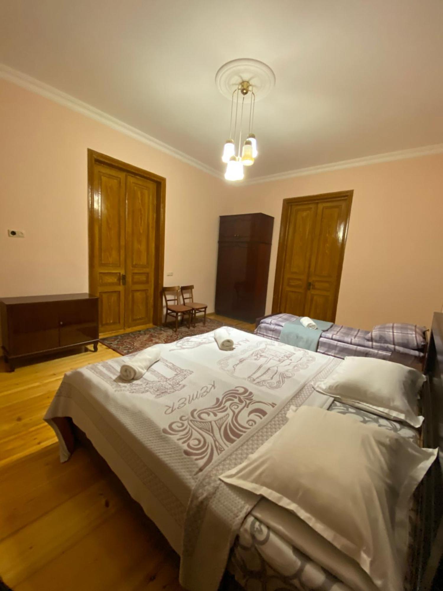 Season Hotel Kutaisi Bagian luar foto